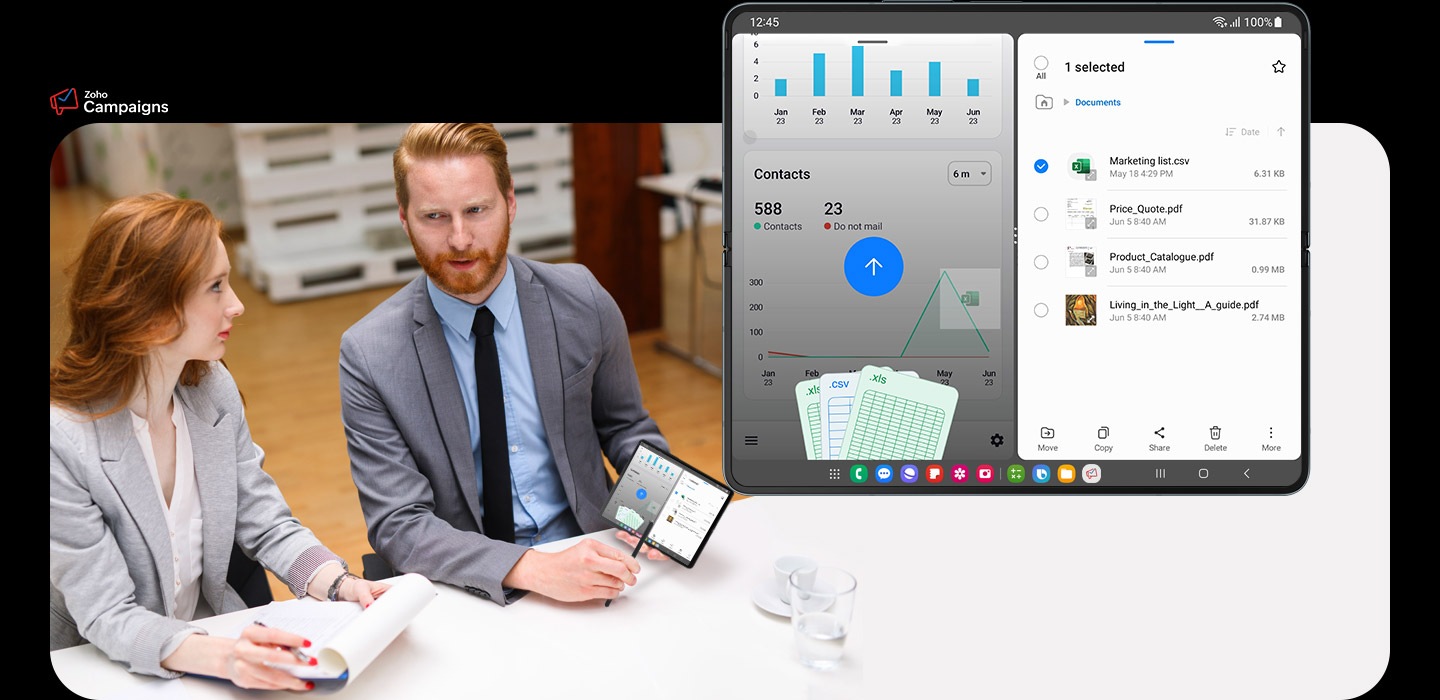 Hay dos ventanas abiertas en la pantalla principal del Galaxy Z Fold5. Por un lado, la aplicación Zoho Campaigns. Por el otro, los documentos del dispositivo. Se selecciona un archivo para importarlo a Zoho Campaigns. Un empleado utiliza la gran pantalla del Galaxy Z Fold5 y el S Pen para mostrar datos durante una reunión. Logotipo de Zoho Campaigns.