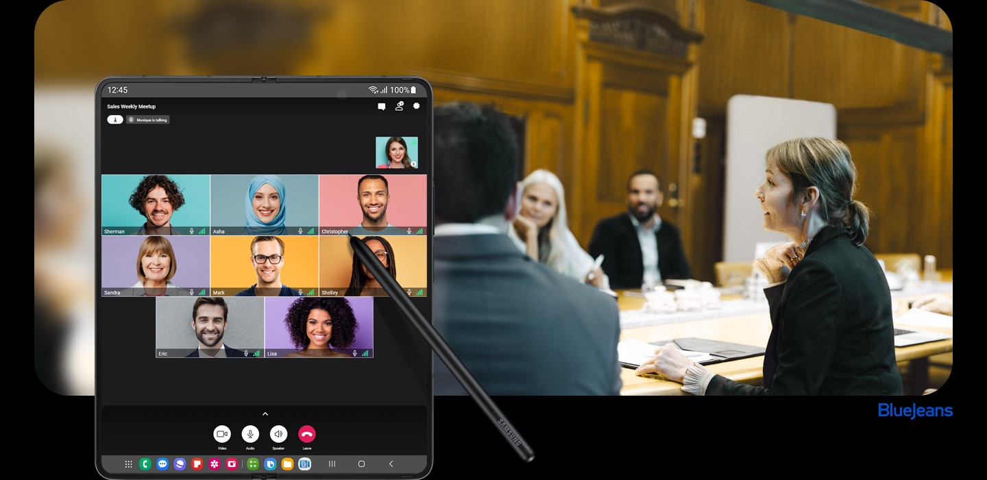 La aplicación BlueJeans está abierta en la pantalla principal del Galaxy Z Fold5. Hay una reunión en curso con una cuadrícula de cuadros de vídeo de los participantes. S Pen Pro se sitúa sobre la pantalla. Logotipo de BlueJeans.