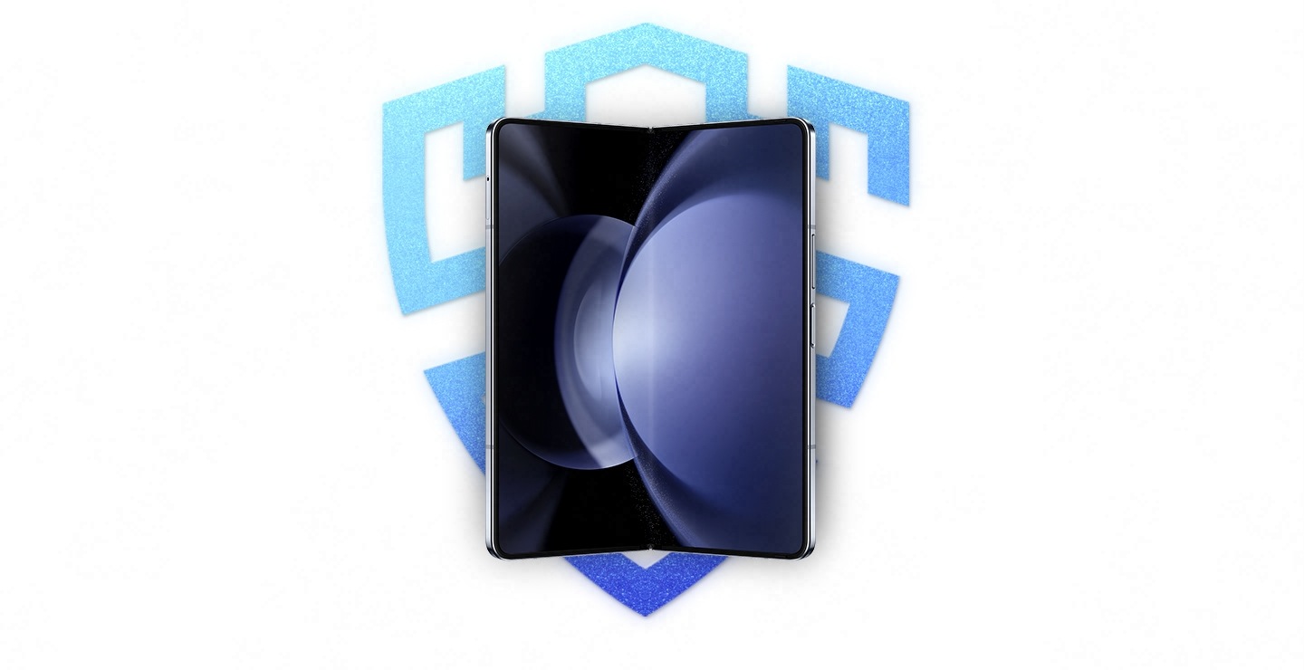 Galaxy Z Fold5 está abierto a la pantalla principal en un ángulo obtuso. Detrás, un logotipo de Samsung Knox.
