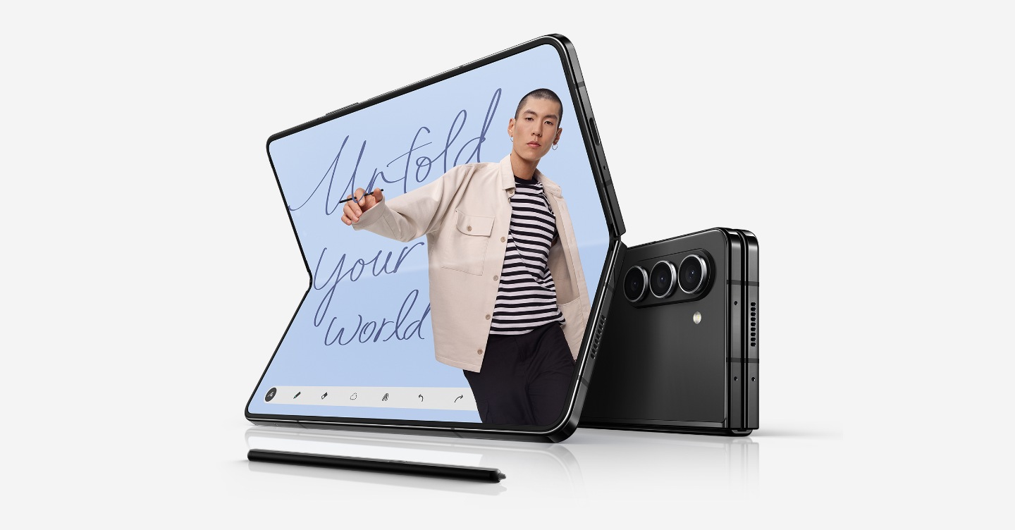 Dos dispositivos Galaxy Z Fold5 colocados horizontalmente. Uno está plegado y visto desde atrás y el otro está desplegado y visto desde la Pantalla Principal. En la pantalla hay una aplicación para tomar notas con una composición ilustrada hecha de una fotografía y un texto escrito a mano que dice: "Despliega tu mundo". S Pen Fold Edition para Galaxy Z Fold5 se encuentra al frente.