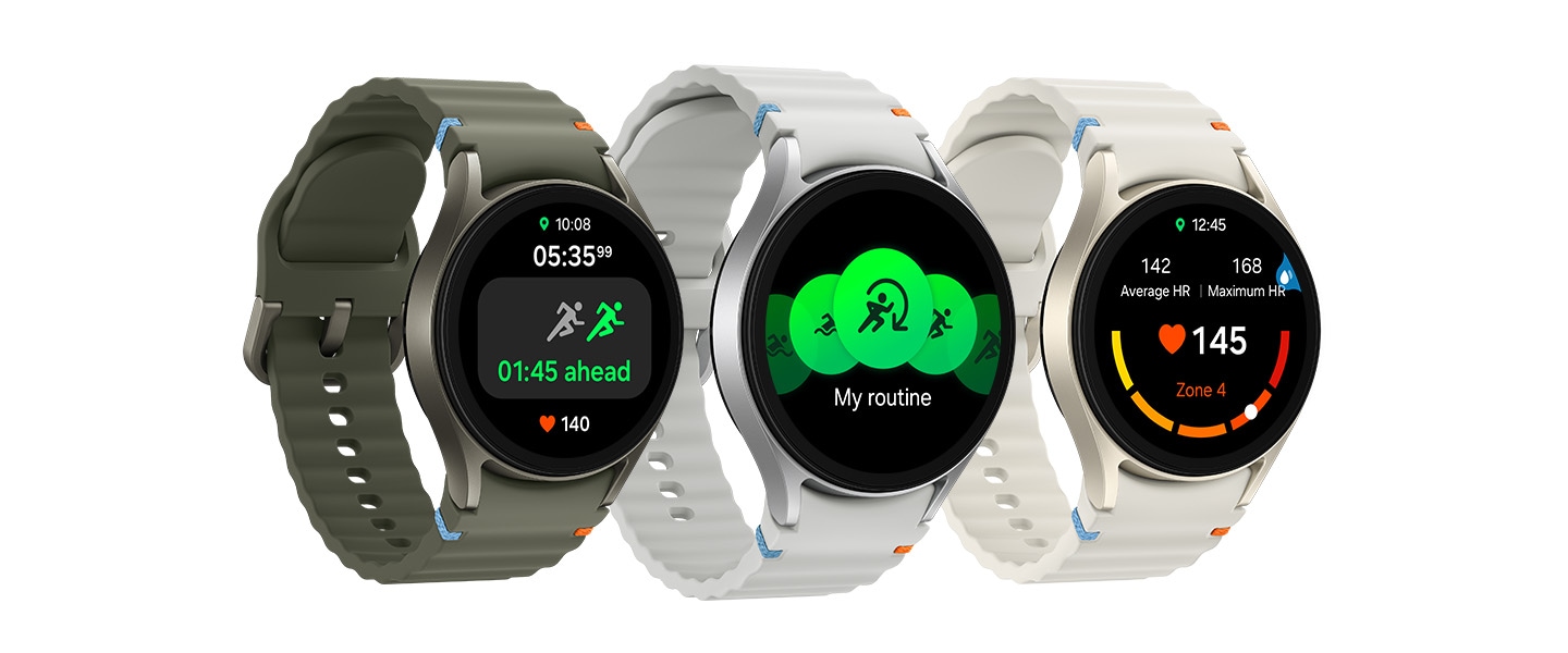 Trois appareils Galaxy Watch7 avec des bracelets différents sont alignés, chacun affichant différentes fonctionnalités : course avec un texte « 01:45 à venir », liste d'exercices et zone FC personnalisée avec un bouton de mode Water Lock.