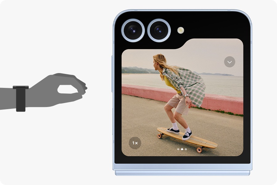 Uma mão ilustrada com um Galaxy Watch7 está fazendo um movimento de pinça dupla. Ao lado dele está o Galaxy Z Flip6 pareado com sua tela de capa apresentando uma tela de câmera capturando uma mulher andando de skate.