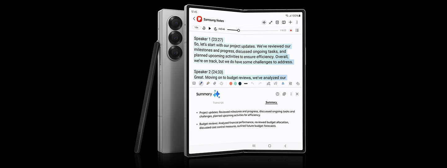 El Galaxy Z Fold6 se ve desplegado desde la pantalla principal con la aplicación Notas abierta. El Asistente de notas está activo en la pantalla. El S Pen Fold Edition se apoya contra otro Galaxy Z Fold6 plegado.