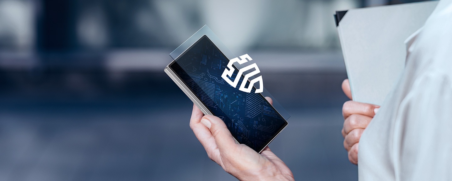 El Galaxy Z Fold6 se sostiene en la mano. Una capa virtual transparente con el logotipo de Samsung Knox se cierne sobre la pantalla
