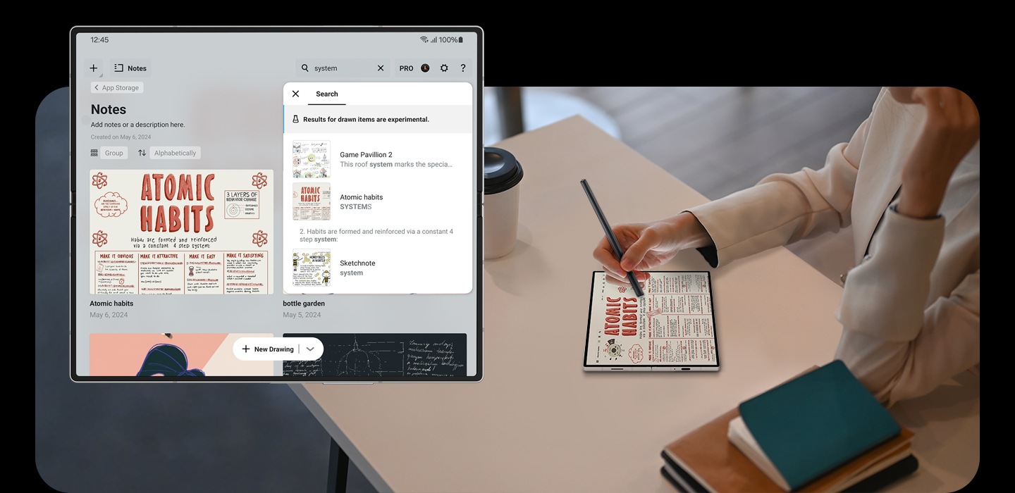 Se ve el Galaxy Z Fold6 desplegado desde la pantalla principal mientras alguien esboza ideas en su escritorio usando Concepts y un S Pen.