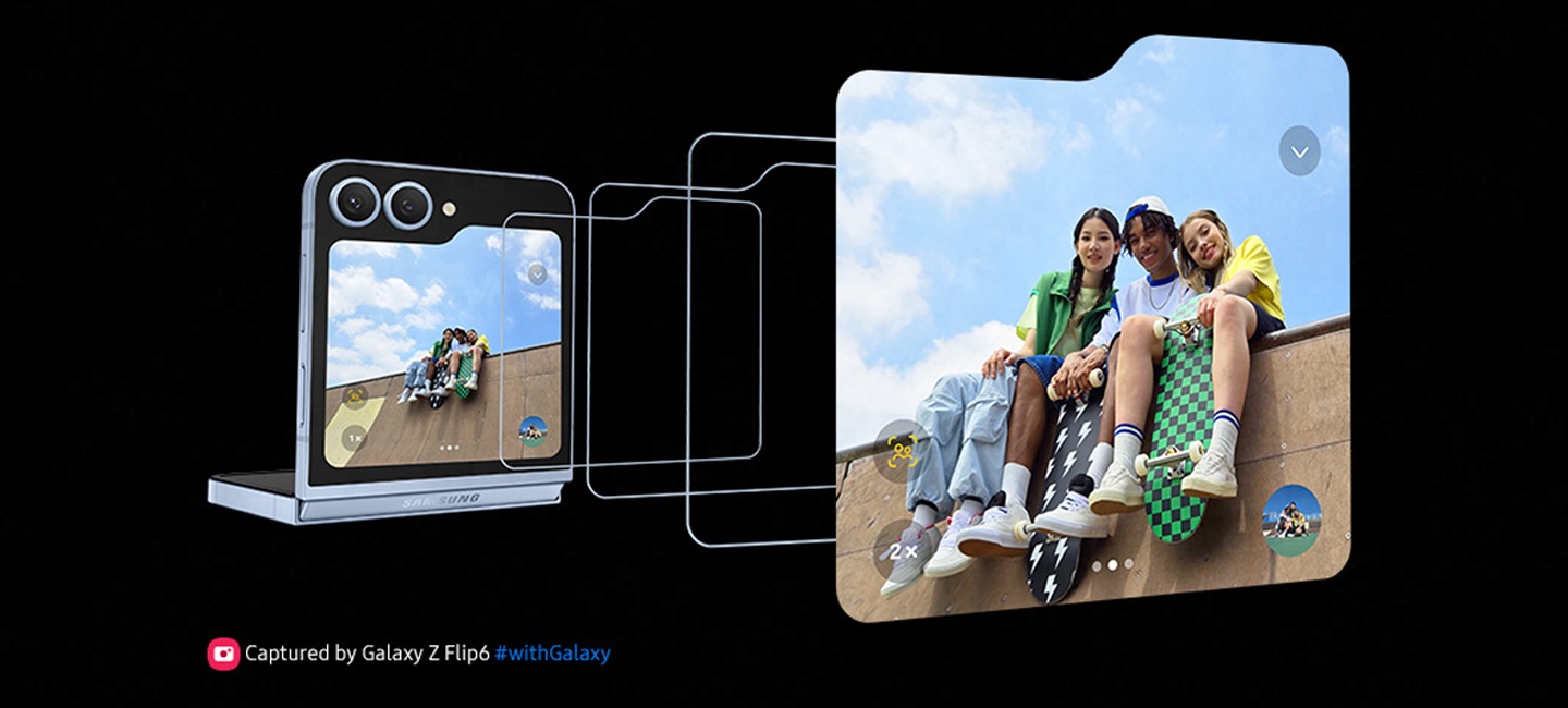 Tres amigos posan juntos para la selfie tomada desde arriba del Galaxy Z Flip6 a la distancia. Se aplica el zoom automático para hacer zoom sobre los sujetos sin usar las manos. Capturada con el hashtag Galaxy Z Flip6 con Galaxy.