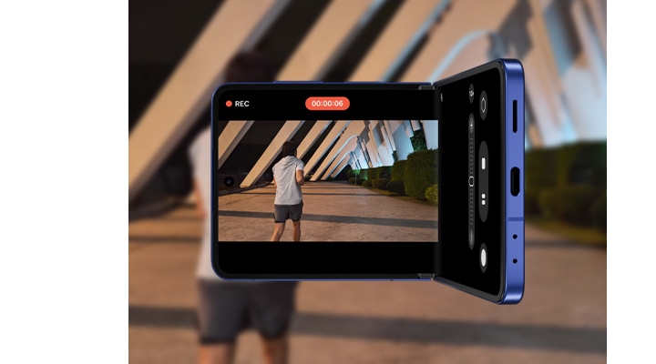 Se está grabando un video con la cámara gran angular del Galaxy Z Flip7, como si fuera una videocámara. Gracias a la función Nightography, los detalles se mantienen nítidos y claros incluso con poca luz.