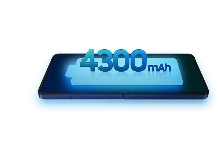 El Galaxy Z Flip7 se ve desplegado desde la pantalla principal con un icono de batería en la parte superior. La batería tiene una capacidad de 4300 miliamperios hora.