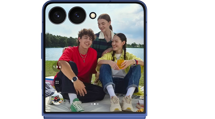 Se está tomando una selfie grupal con la cámara de 12 MP del Galaxy Z Flip7 y se puede previsualizar en la pantalla de la cubierta. Incluso con un zoom de 1.9x, el Zoom con IA garantiza que los detalles se mantengan nítidos.