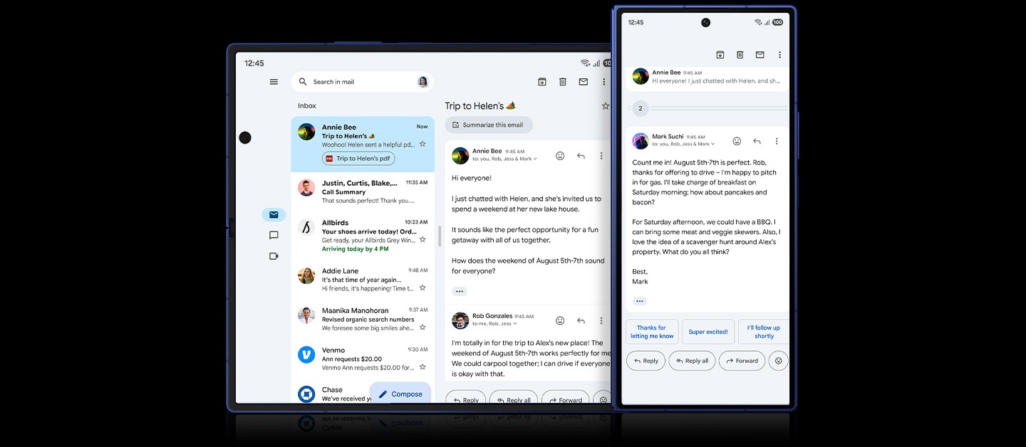 Un hilo de correos electrónicos sobre un viaje. Gemini ofrece la opción "Resumir este correo". La interfaz de Google se muestra tanto en la pantalla principal desplegada como en la pantalla de la cubierta plegada para demostrar la optimización de la app para el Galaxy Z Fold7.