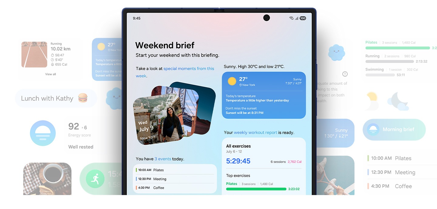 El Galaxy Z Fold7 se ve desplegado desde la pantalla principal. Now Brief está activo y el resumen de fin de semana muestra fotos, próximos eventos programados, el tiempo y otros datos de ejercicio. Además, se pueden ver otros datos de Now Brief junto al dispositivo, como la puntuación de energía y la información de carrera.
