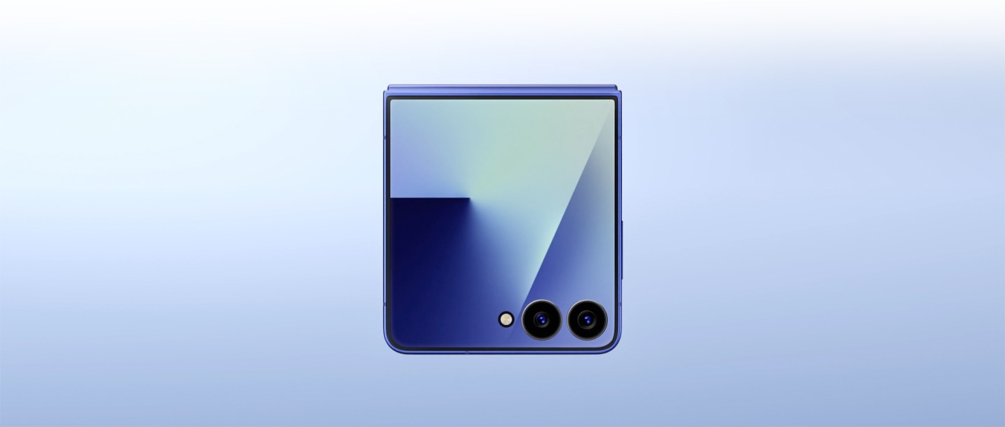 Se ve el Galaxy Z Flip7 plegado desde la pantalla de cubierta.