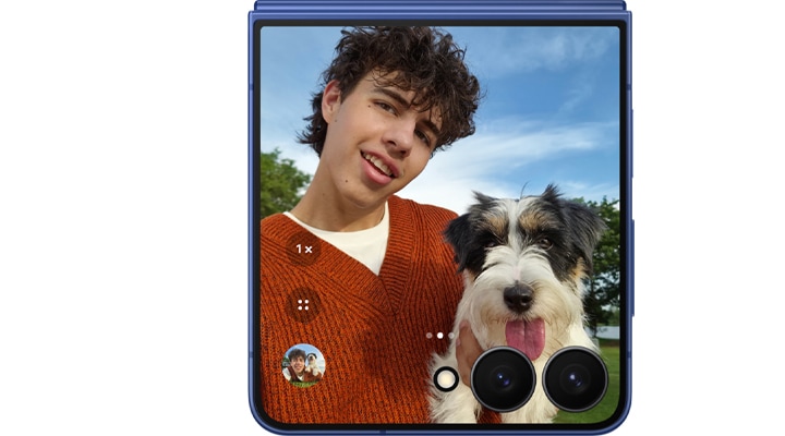 Se toma una selfie de una persona y su mascota con la cámara de 50 MP del Galaxy Z Flip7 y se puede ver en la pantalla de la cubierta. Los detalles y las texturas de ambos se capturan con precisión.
