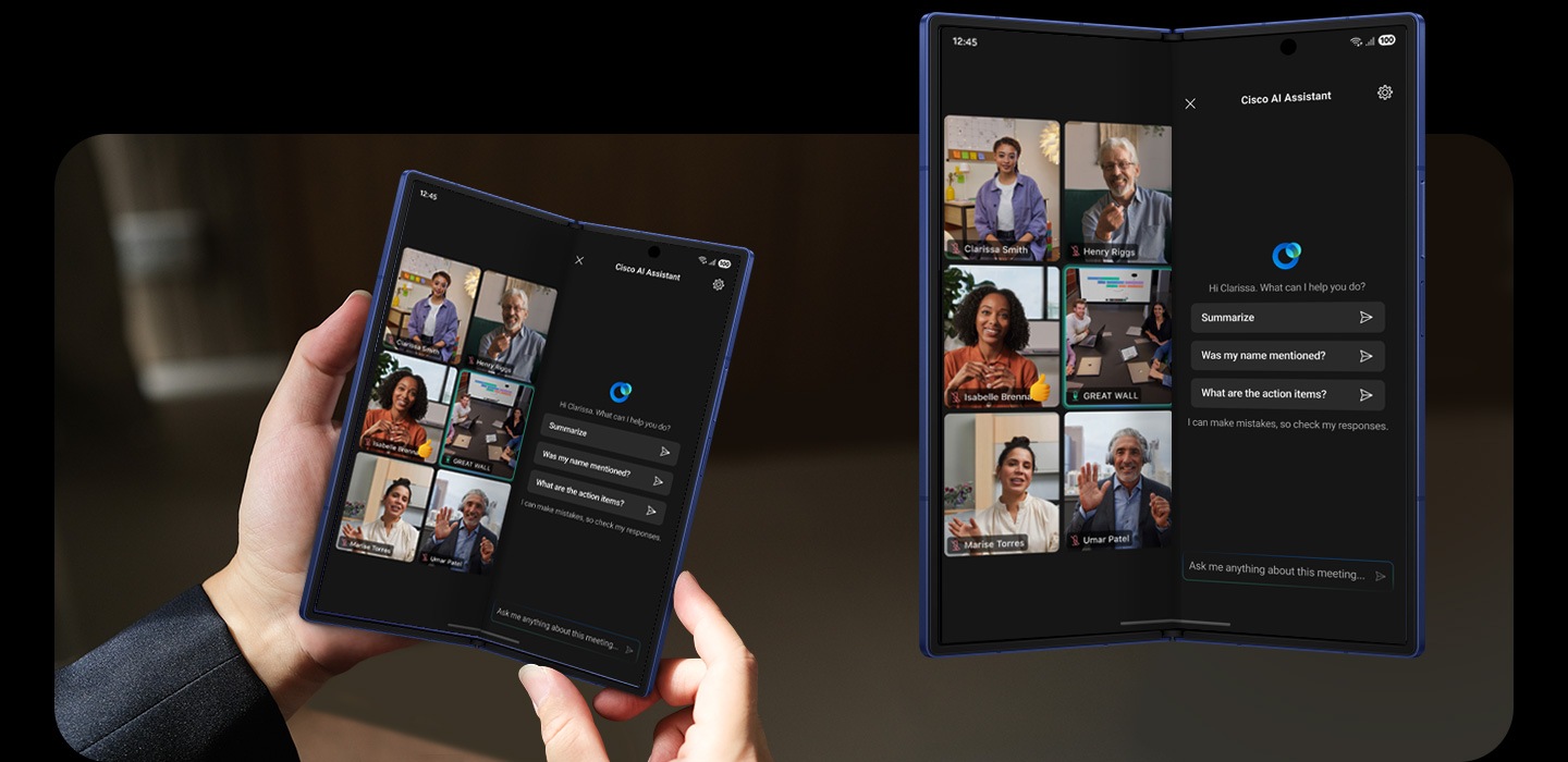 Unas manos sostienen un Galaxy Z Fold7 desplegado, usando la gran pantalla principal para realizar una videoconferencia con Cisco Webex y el Asistente de IA de Cisco. Se ve otro Galaxy Z Fold7 desplegado con la misma videoconferencia y el Asistente de IA de Cisco en la pantalla.