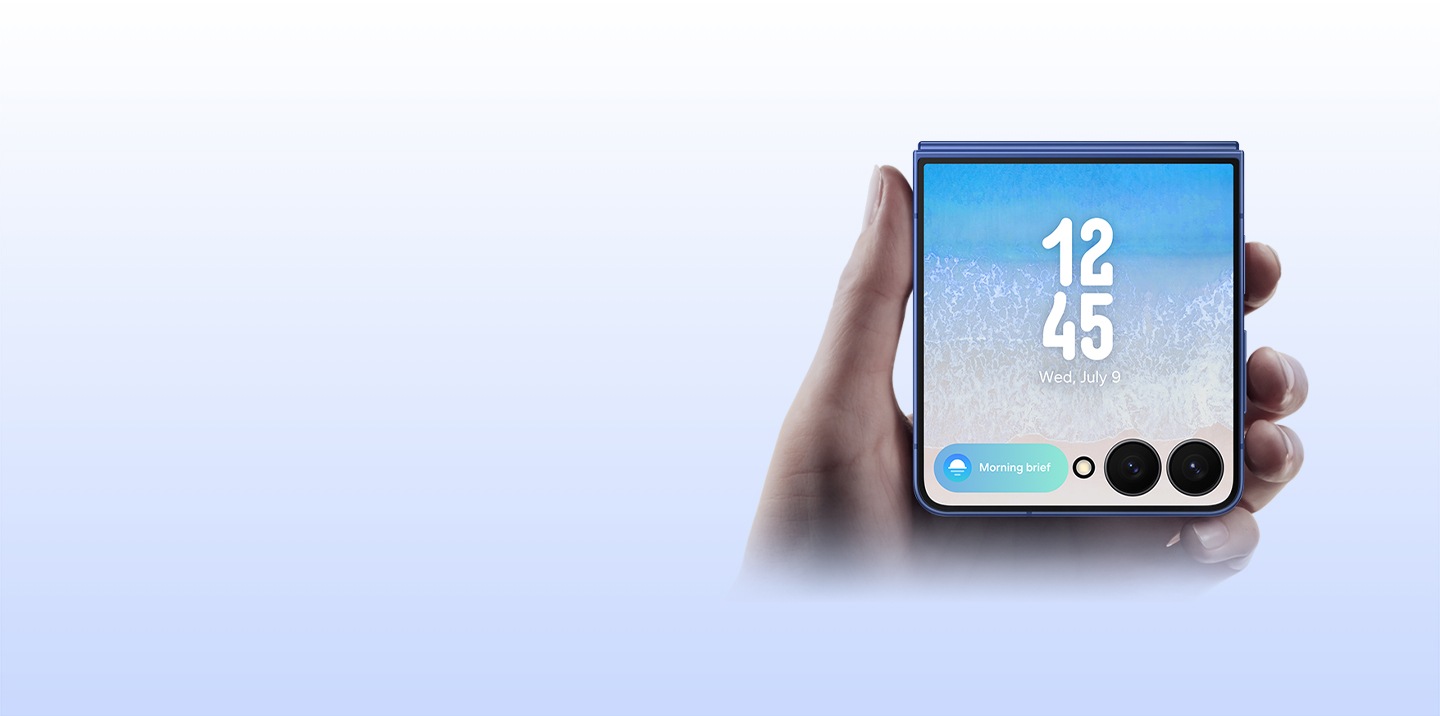 Se ve el Galaxy Z Flip7 en mano. Su pantalla de cubierta se ha expandido.