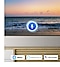 Une icône de microphone recouvre une image d'écran de télévision au coucher du soleil sur la plage, démontrant la fonction d'assistant vocal UHD TV.