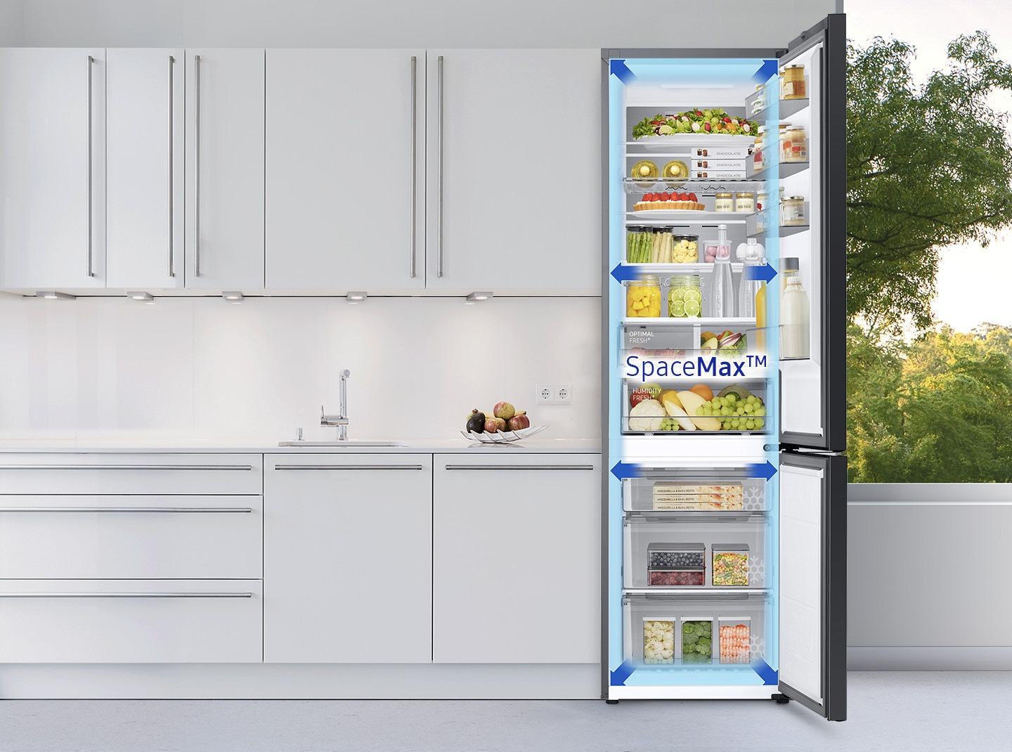 A konyhában kinyitották az RB7300 ajtaját, és SpaceMax™ méretű nyilak láthatók rajta.