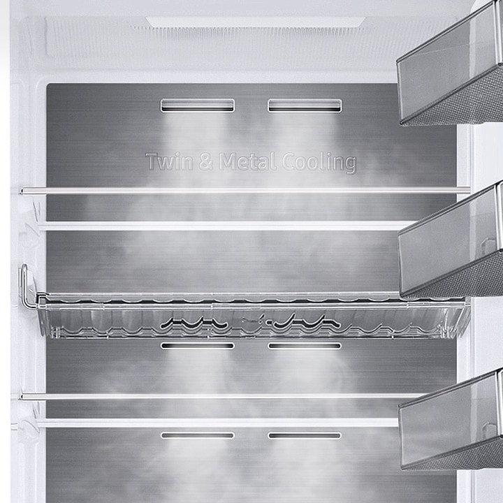 Az RB7300 belsejében a Twin & Metal Cooling felirat szerepel.