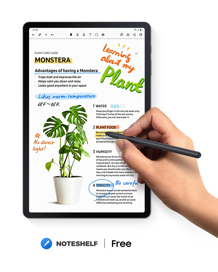 Galaxy Tab S7 FE viděný s aplikací Noteshelf na obrazovce a poznámkami týkajícími se rostlin. Ruka drží S Pen přes to při psaní. Logo Noteshelf. Text říká Free.