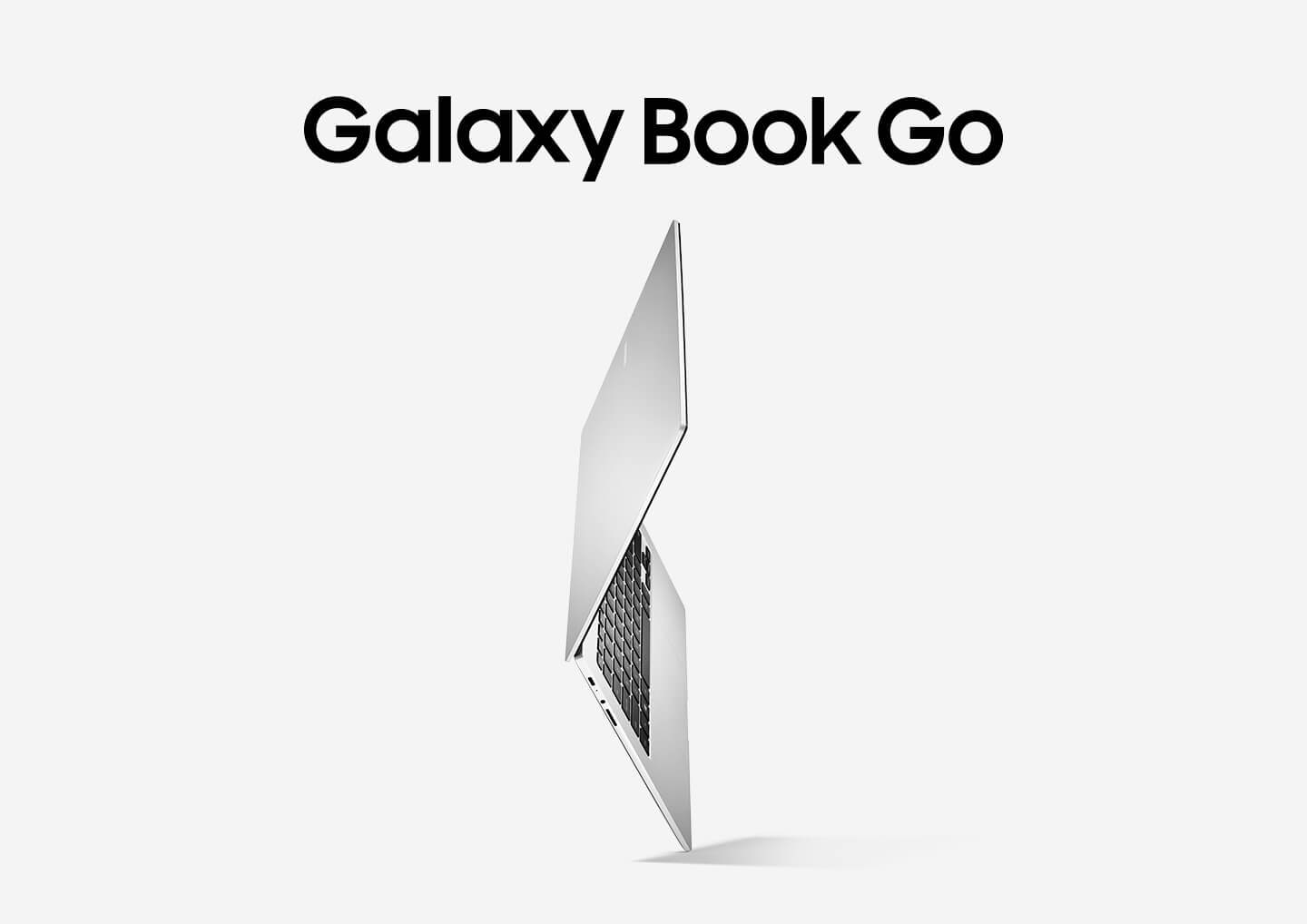 Galaxy Book Go im aufgeklappten Zustand und von der Seite gesehen, mit Blick auf die Außenseite der Displayhälfte und die Innenseite, wo sich die Tastatur und das Touchpad befinden. Es steht an einer Ecke, um den leichten Formfaktor zu demonstrieren.