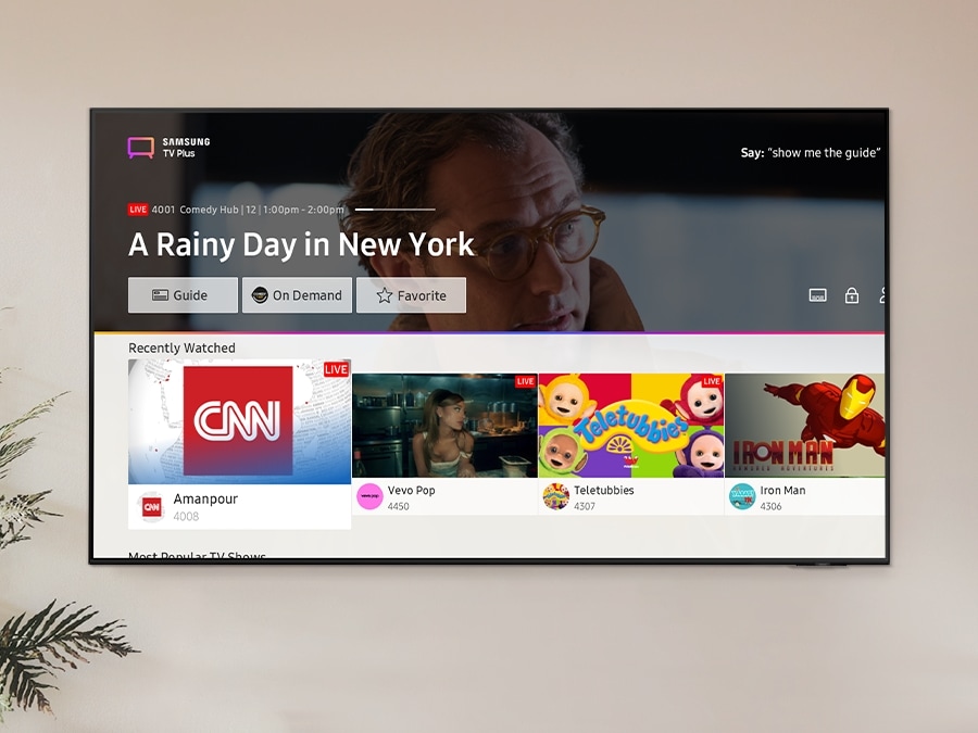 На изображении пользовательского интерфейса Samsung TV Plus показаны различные изображения популярного контента.