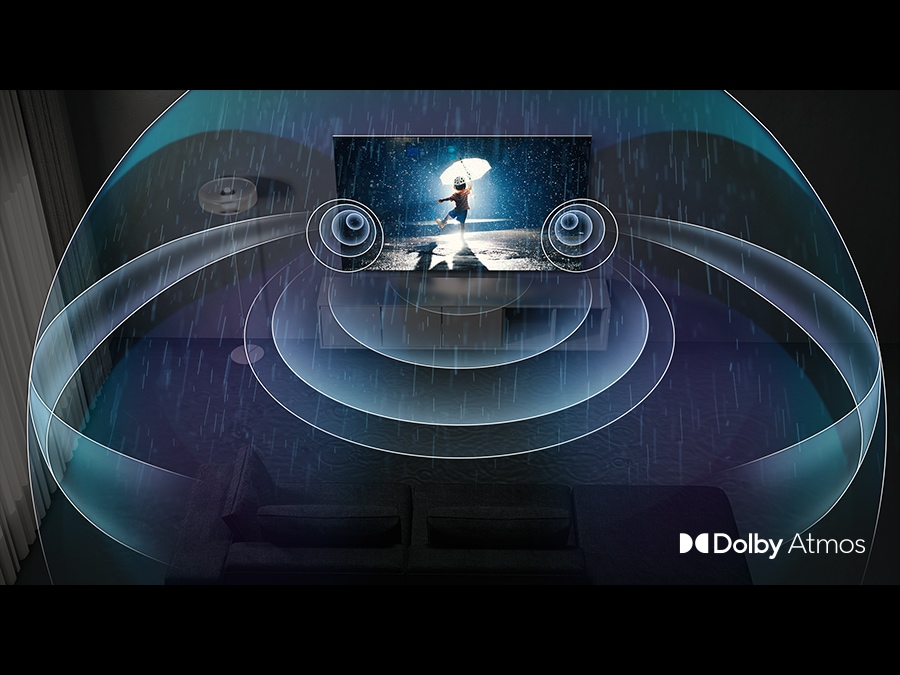 QLED-телевизор показывает ребенка, играющего под дождем. Звуковые волны Dolby Atmos исходят из телевизора, заполняя комнату.