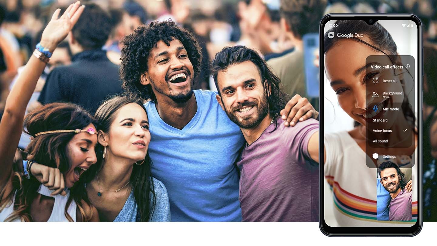 En gruppe venner, der smiler og griner, taler med en ven i et videoopkald med en Galaxy M33 5G-enhed, som vennen holder i den højre ende af gruppen.  Til højre viser en M33 5G-enhed den person, de taler med i videoopkaldet, og viser en videoopkaldseffektmenu, der angiver, at mikrofontilstandsfunktionen er aktiveret.