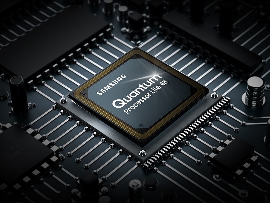 Показана микросхема процессора QLED TV. Логотип Samsung, а также логотип Quantum Processor Lite 4K можно увидеть сверху.