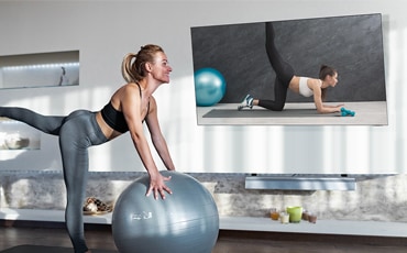 Fernseher gegenüber dem Bett durch Wandhalterung.