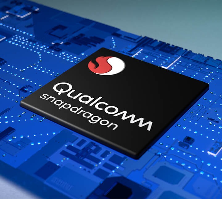 Eine Nahaufnahme einer Platine mit dem Qualcomm-Snapdragon-Prozessorchip darin. Es leuchtet, um anzuzeigen, dass es im Galaxy Book Go eingeschaltet ist und funktioniert.