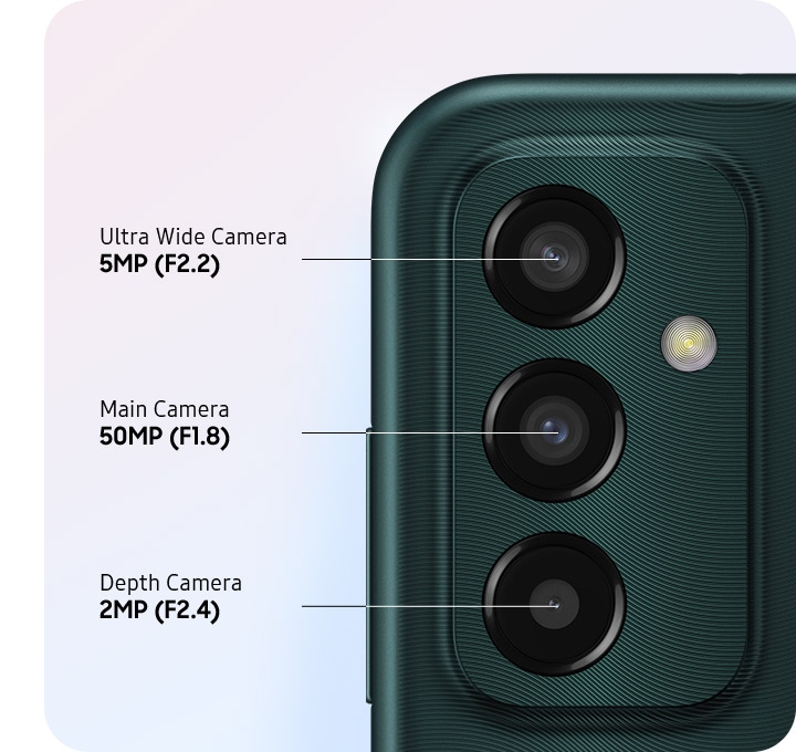 Et bagende nærbillede af avanceret tredobbelt kamera på den dybgrønne model, der viser F2.2 5MP Ultra Wide Camera, F1.8 50MP hovedkamera og F2.4 2MP Depth Camera.
