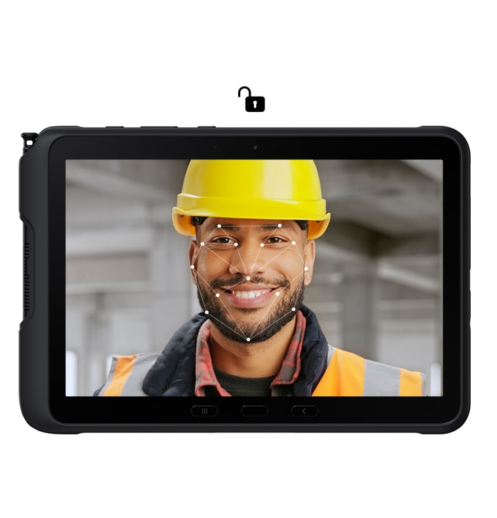 El rostro de un trabajador de la construcción se muestra en la pantalla de la Galaxy Tab Active4 Pro y un candado desbloqueado sobre el dispositivo, mostrando la tecnología de reconocimiento facial del dispositivo