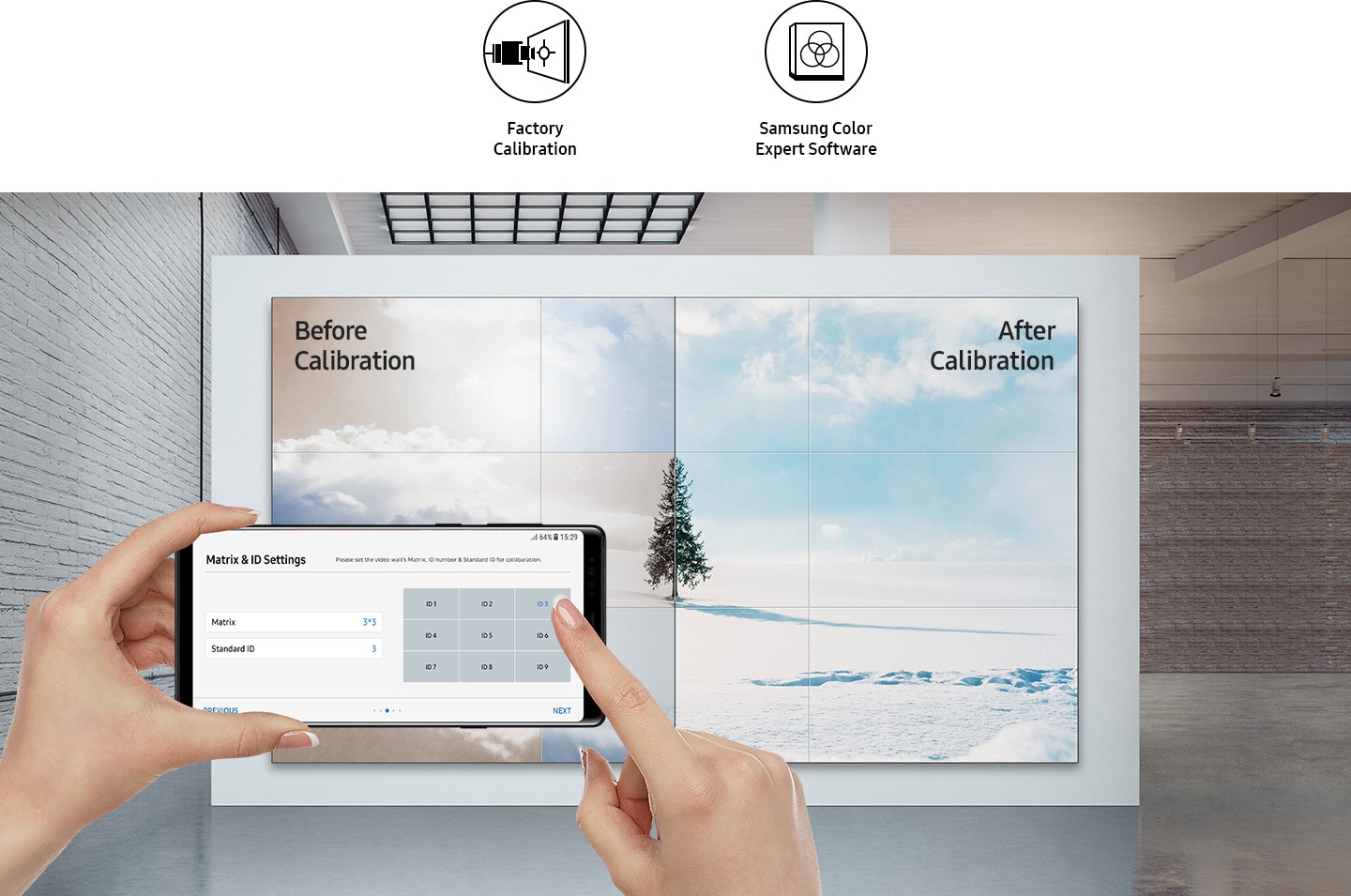 Сравняване на състоянието преди и след калибрирането на видео стената с помощта на телефон.  Има икони като Factory Calibration и Samsung Color Expert Software.
