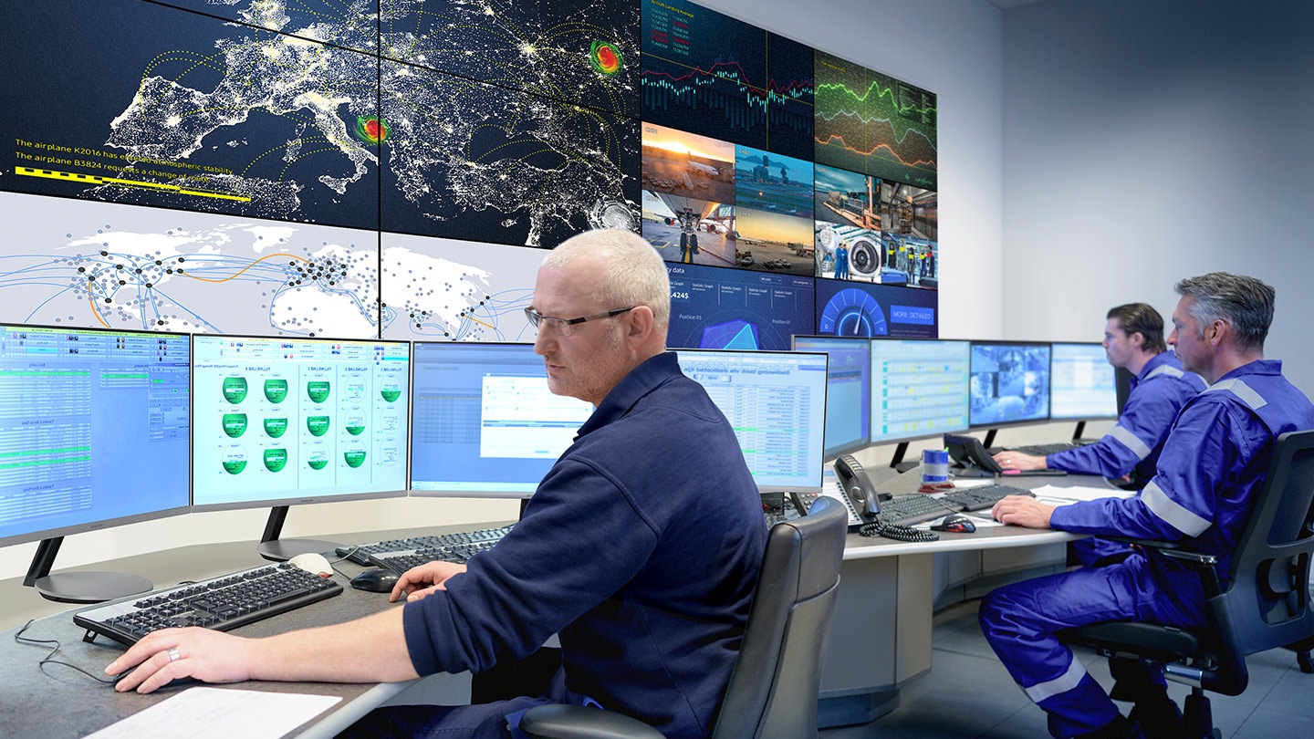 In the monitoring room, several screens are displayed on the video wall and the monitor is being checked at the same time.