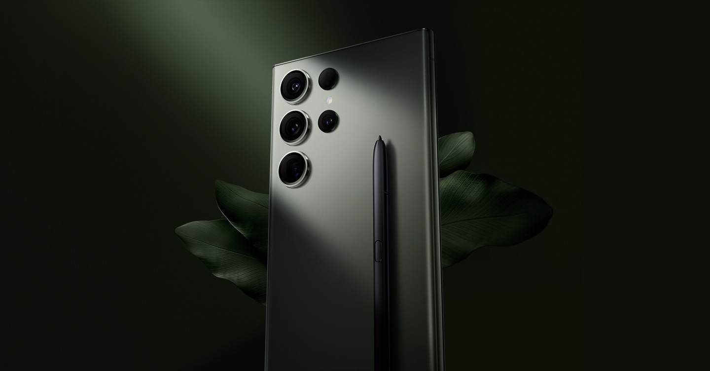 Dos dispositivos Galaxy S23 Ultra en Phantom Black, vistos desde delante y desde atrás. El dispositivo frontal muestra un S Pen insertado en la parte inferior. En su pantalla hay diapositivas de un archivo de presentación con una ventana de videollamada flotando en la parte superior. Asegurado por Knox. Mantenga su negocio seguro con seguridad integrada.