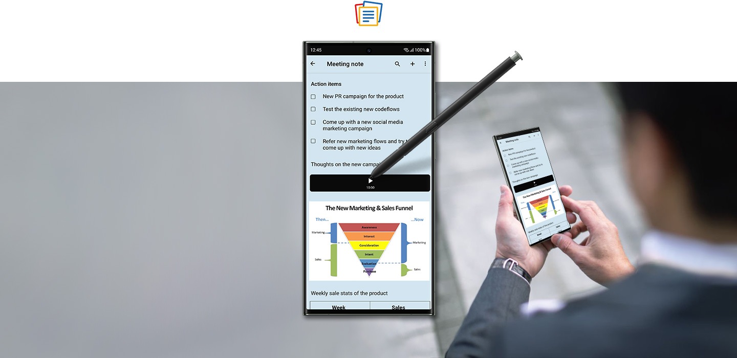 Galaxy S23 Ultra con la aplicación Zoho abierta en su pantalla. En la pantalla aparece una nota de la reunión con una lista de verificación de elementos de acción y un diagrama de ventas. Un S Pen se cierne sobre la pantalla. Al lado, un vendedor mira las notas mientras viaja.