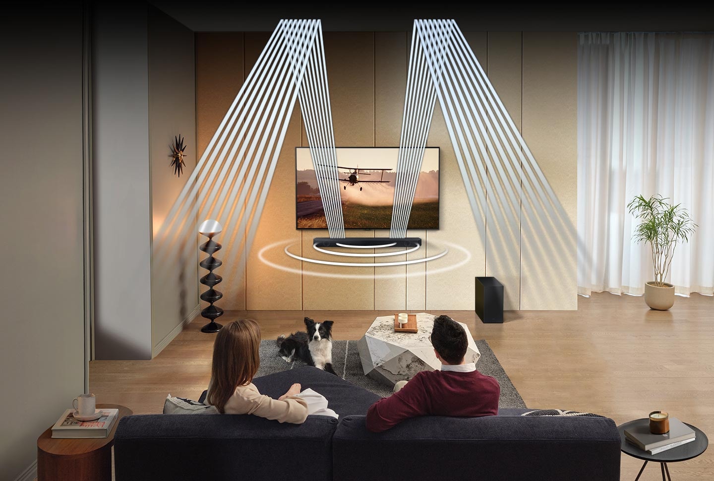 Un homme et une femme sont assis dans un salon avec des ondes sonores qui sortent des haut-parleurs avant et orientés vers le haut du Q600C.