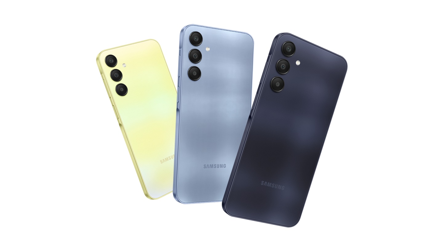 Четыре устройства Galaxy A25 5G в желтом, синем и сине-черном цветах (в порядке слева направо и от самого дальнего к ближайшему) демонстрируют свои задние обложки.