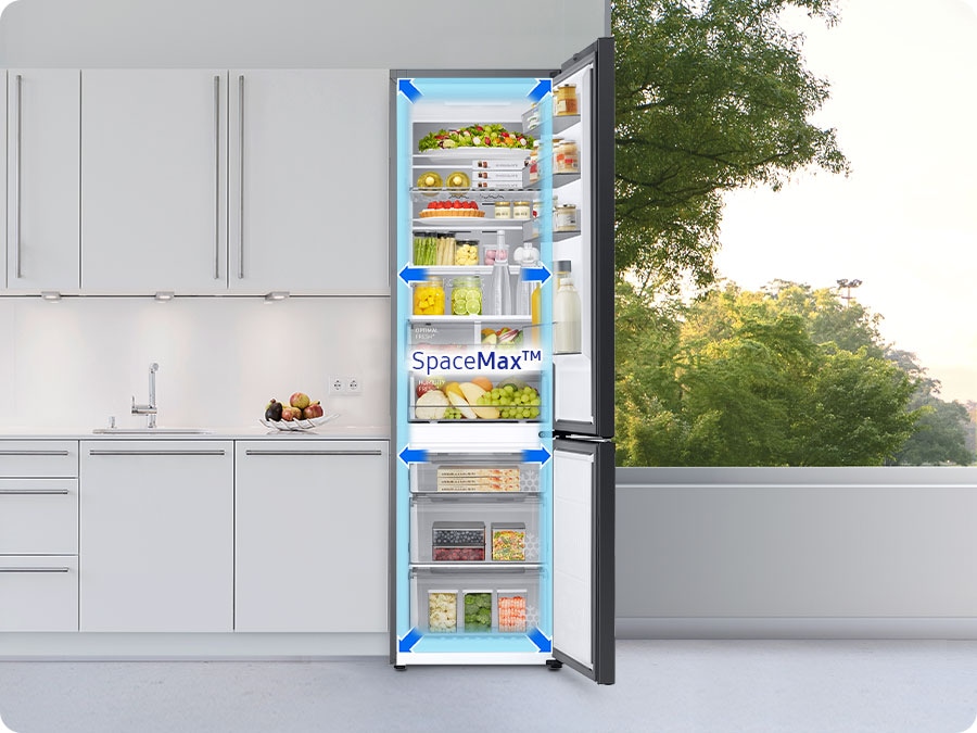 Ușa cuptorului RB7300 a fost deschisă în bucătărie, afișând săgeți mari cât SpaceMax™.