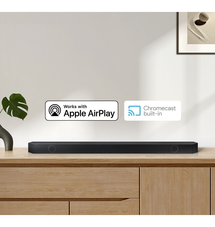 Bir dolabın üzerinde Samsung Soundbar yer alıyor ve üzerinde Apple AirPlay ile çalışır logosu bulunuyor.