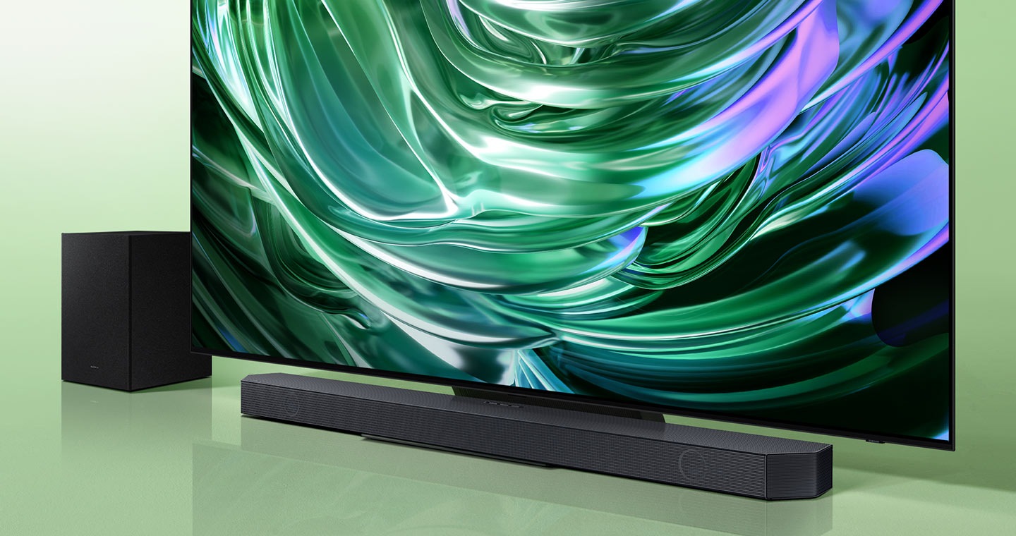 Soundbar ve subwoofer'lı büyük ekran TV. Roon Tested logosu.