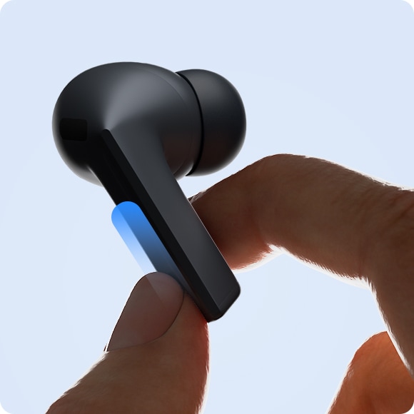 A finger swipes across the Blade of a single, Black Galaxy Buds3 FE.אוזניות אלחוטיות TWS Galaxy Buds3 FE R420 מבית Samsung