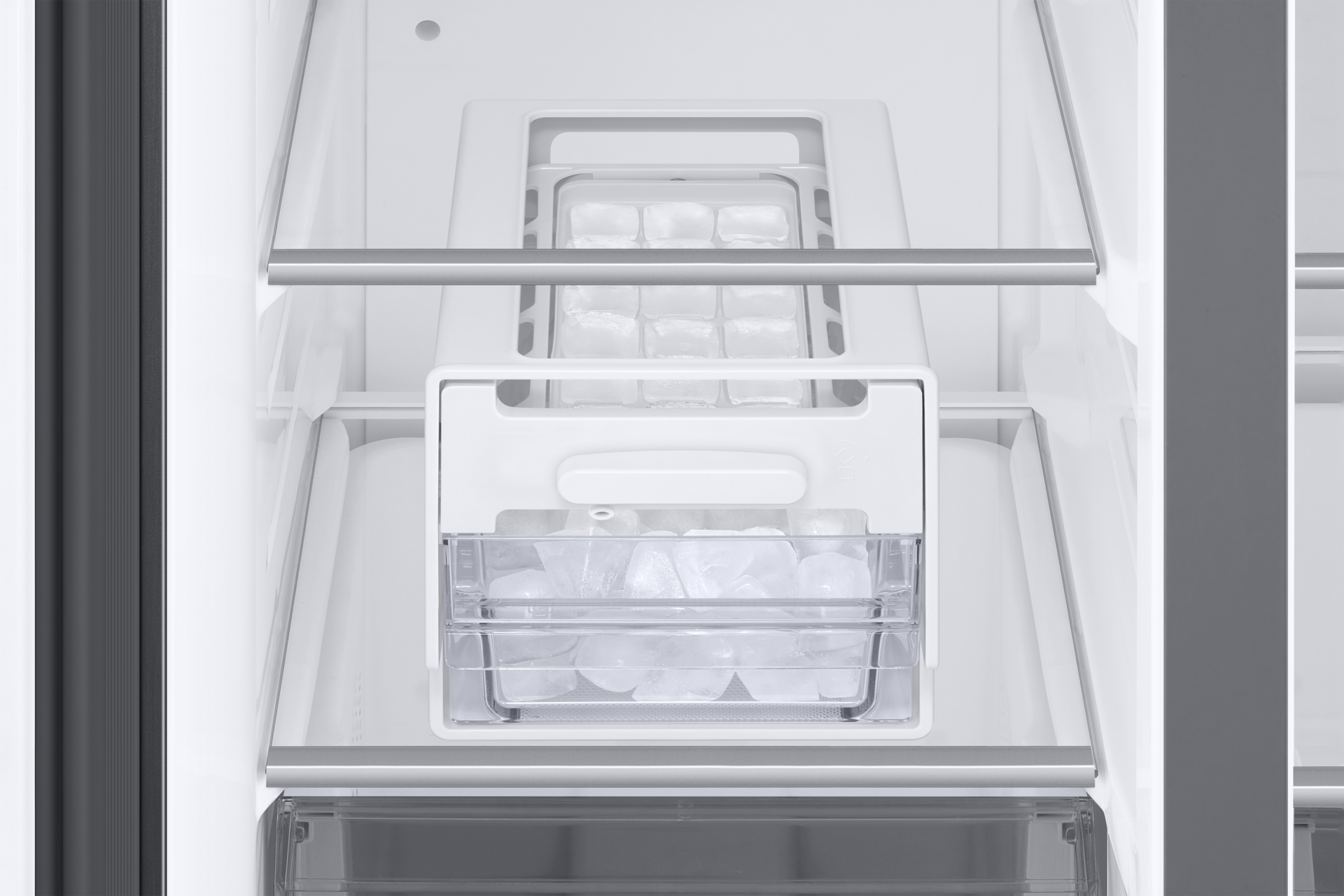 detail-twist-ice-maker Black