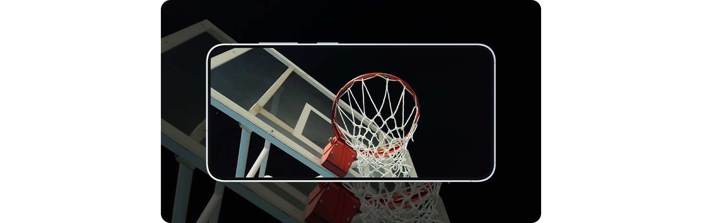 Un sujeto juega al baloncesto por la noche. Los detalles son claros gracias a la cámara del Galaxy S25 plus.