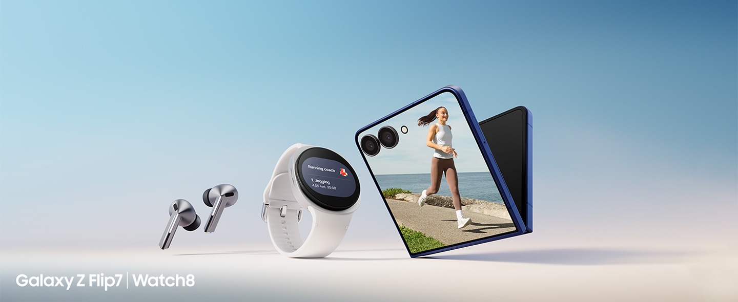 Galaxy Z Flip7 en color Blue Shadow visto desde el frente, Galaxy Watch8 en color plateado con la aplicación Running Coach en la esfera y Galaxy Buds3 Pro en color plateado.