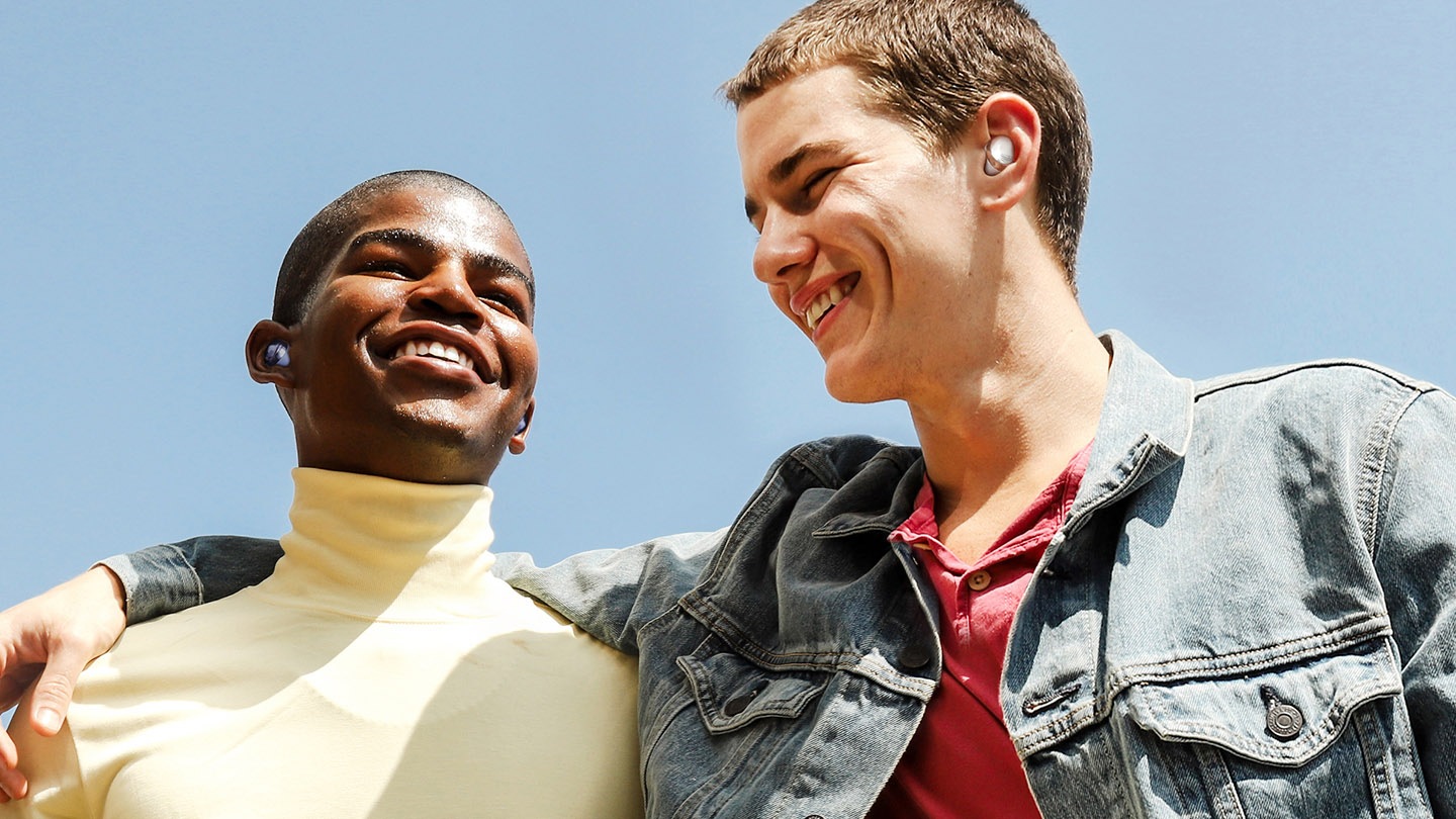 Deux hommes, tous deux portant des Galaxy Buds Pro, écoutant le même son avec Buds Together.