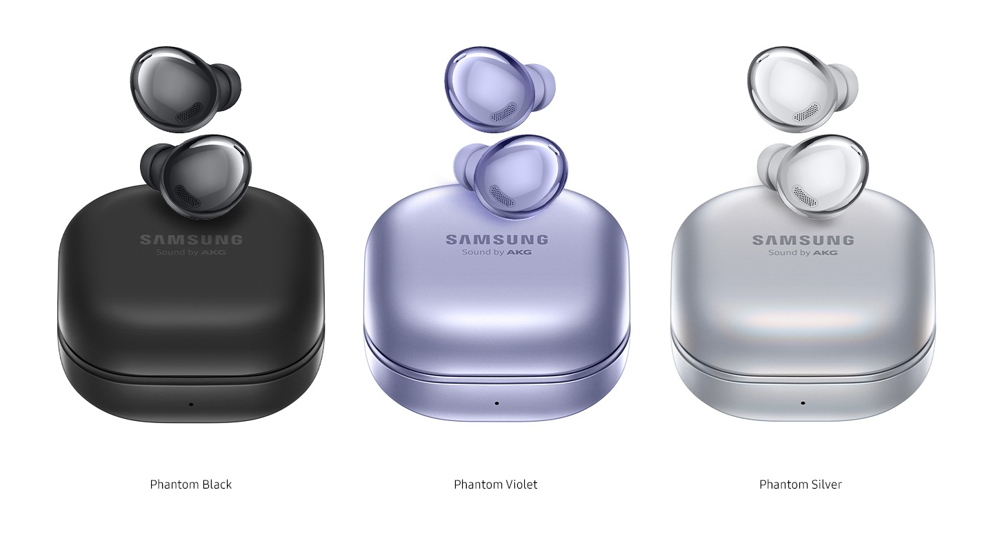 Trois Galaxy Buds Pro, un en Phantom Black, un en Phantom Violet et un en Phantom Silver. Tous les écouteurs sont représentés flottant au-dessus de leurs boîtiers de charge respectifs.