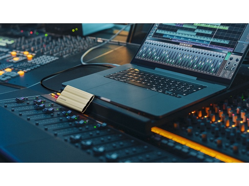 Thumbnail image of Portable SSD T7 Shield 2 TB USB 3.2 Gen 2 (Black)