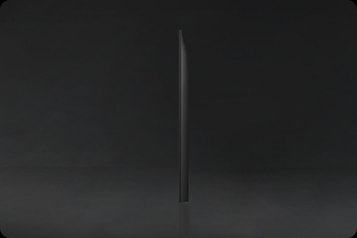 Vista lateral del televisor QLED que muestra su perfil delgado