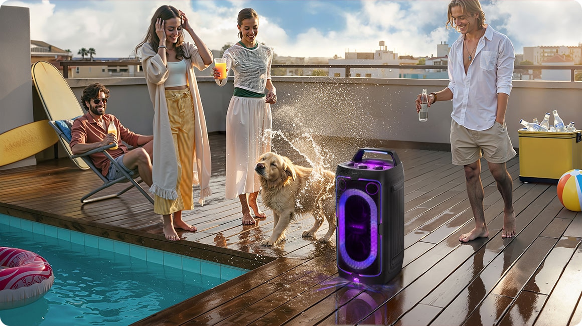 Sound Tower junto a una piscina